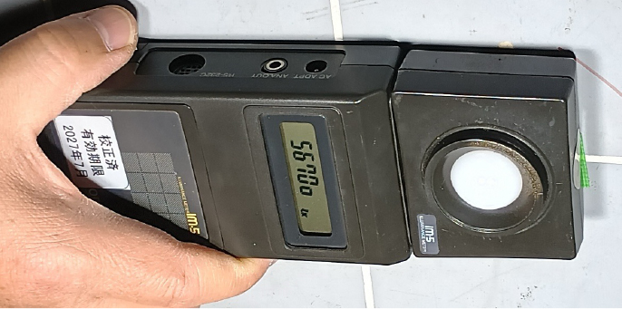 計測結果の写真（中心照度56700ルクス）